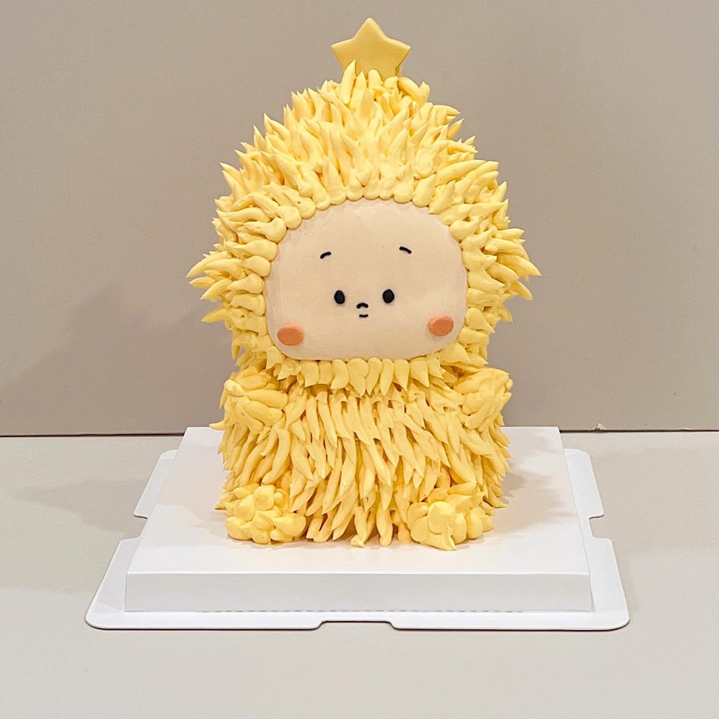 Golden fluffy star-topped character cake