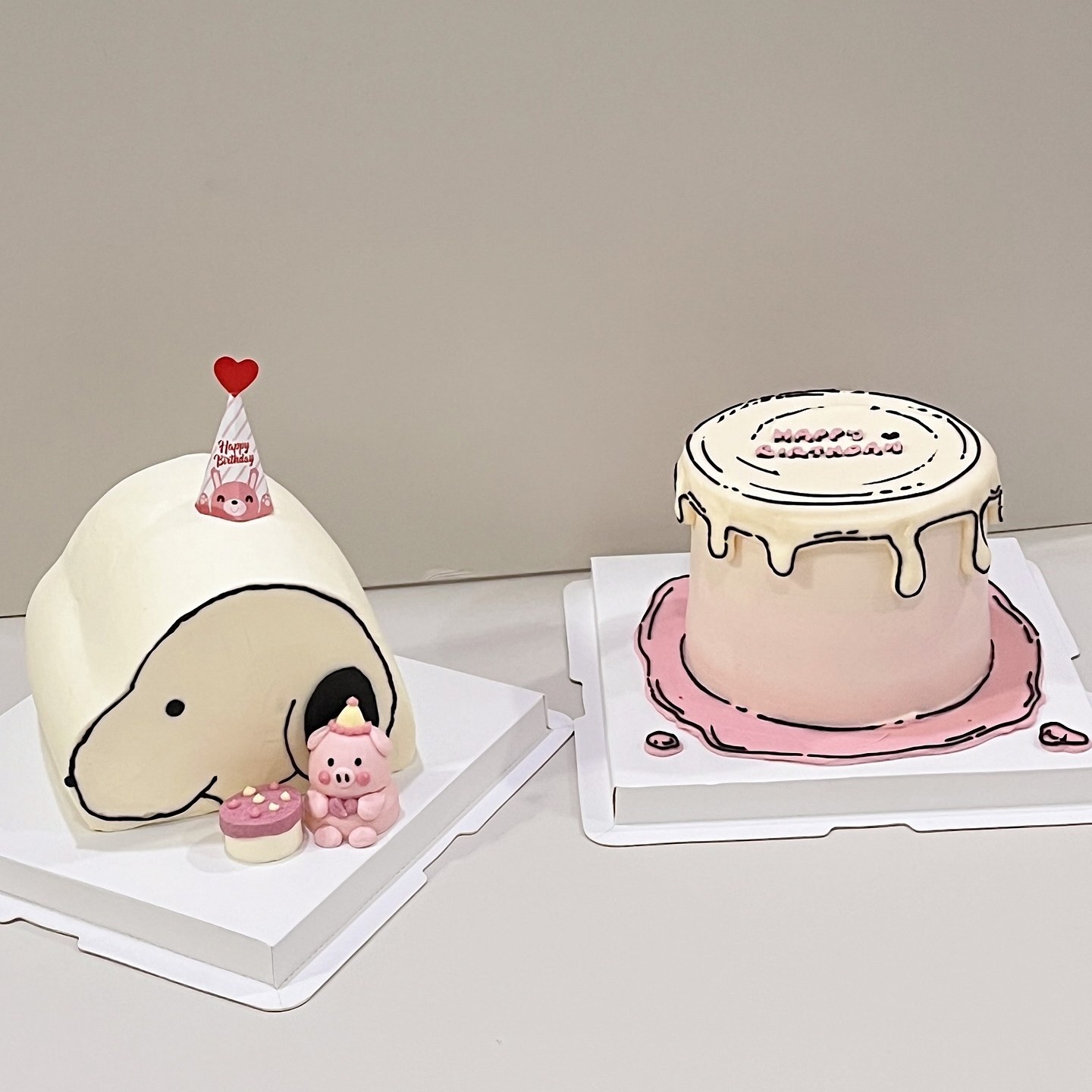 Minimalist flat-lay illustrated cake with a hand-drawn couple portrait
