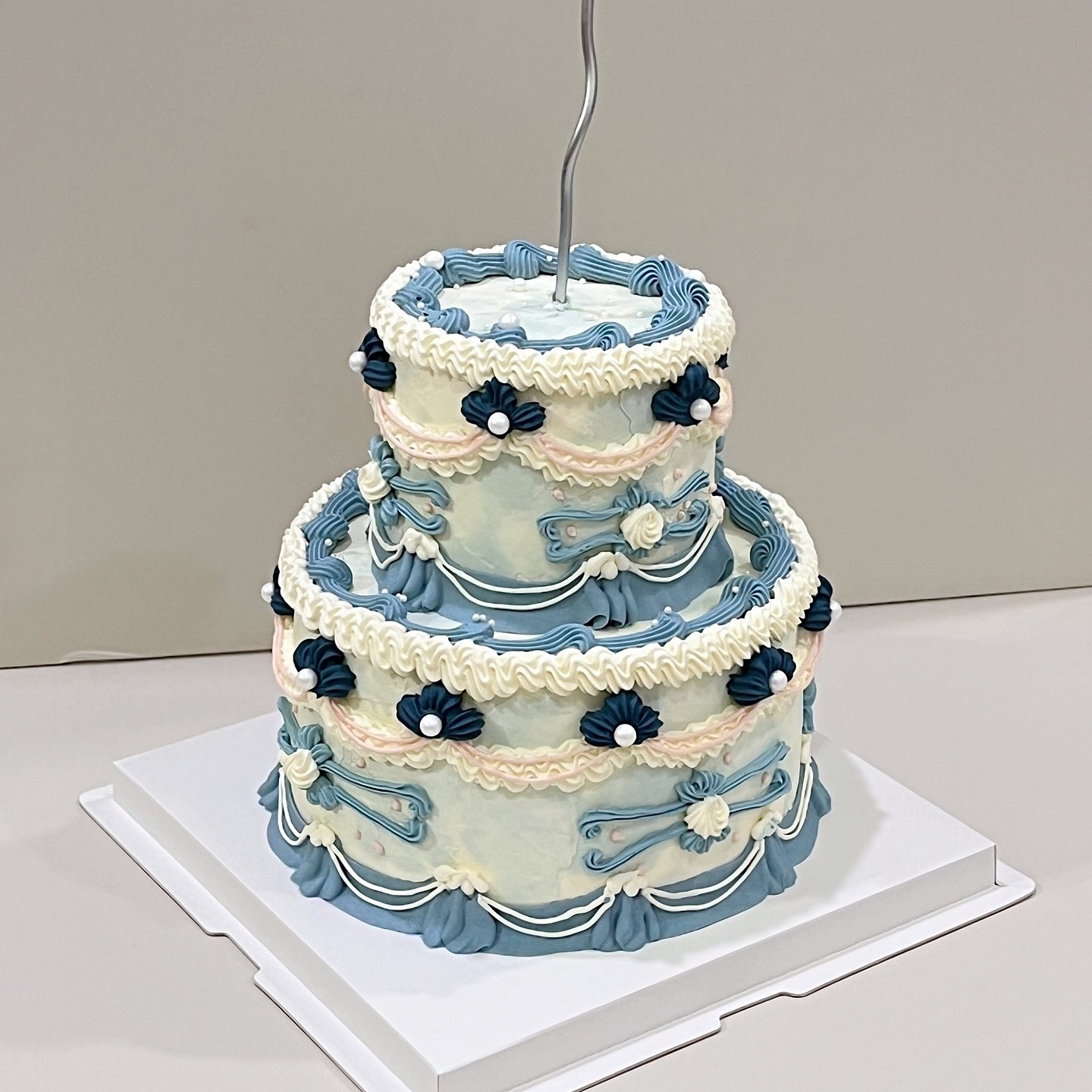 Minimalist flat-lay illustrated cake with balloon piping