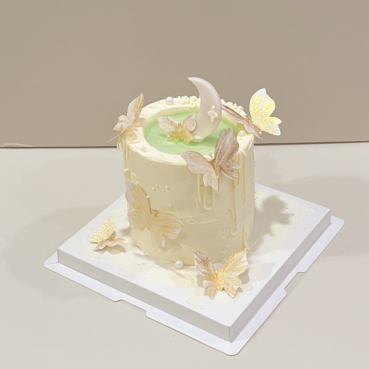 Minimalist flat-lay illustrated cake with hand-drawn details