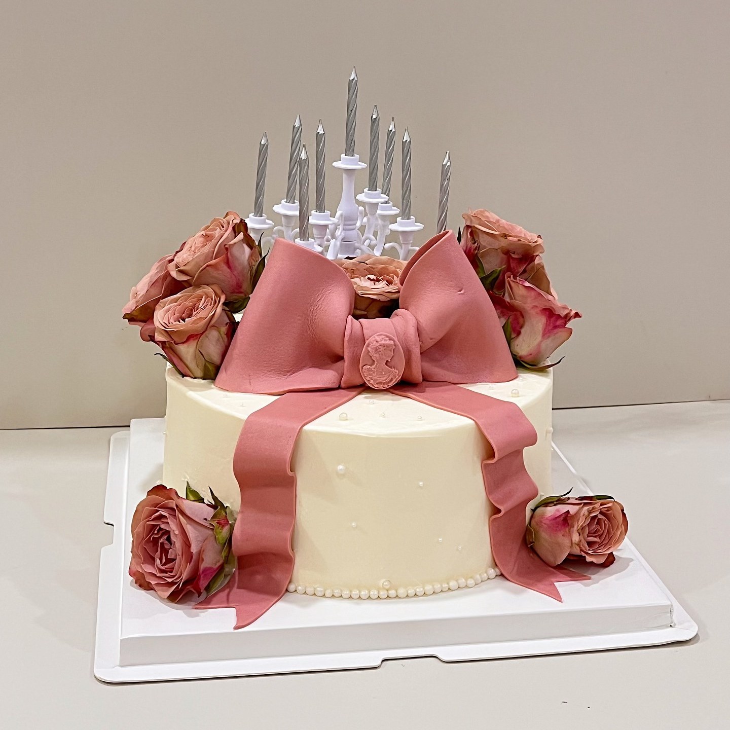 Minimalist flat-lay illustrated cake with balloon piping