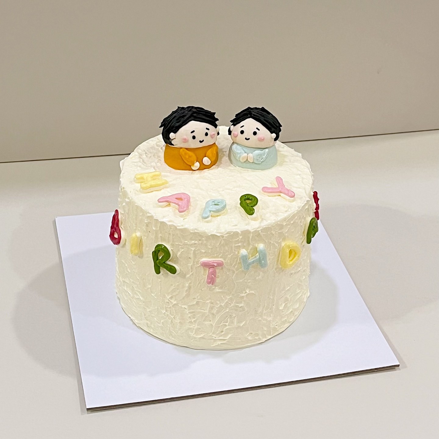 Minimalist flat-lay illustrated cake with pastel piping details